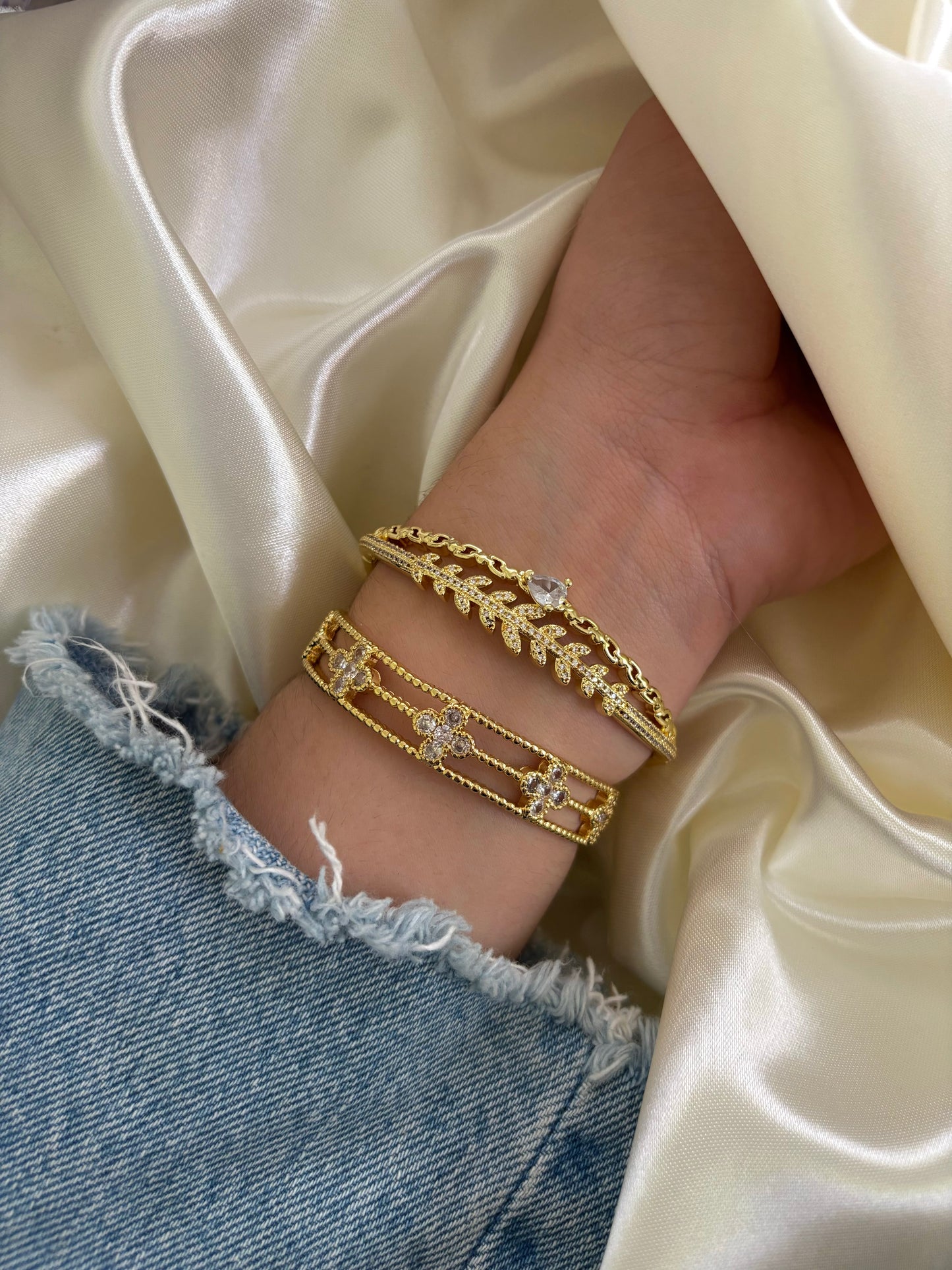BANGLE BRACELET