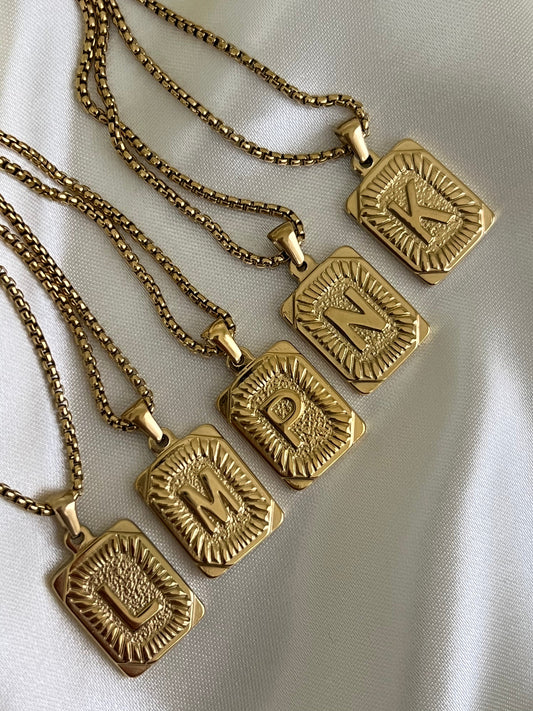 MEDALLO LETTER NECKLACE